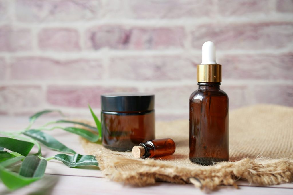 Braune Glasflasche für Ätherische Öle und brauner Cream Glastiegel